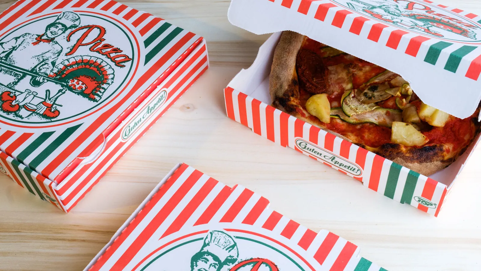 Scatole per pizza aperte con pizza