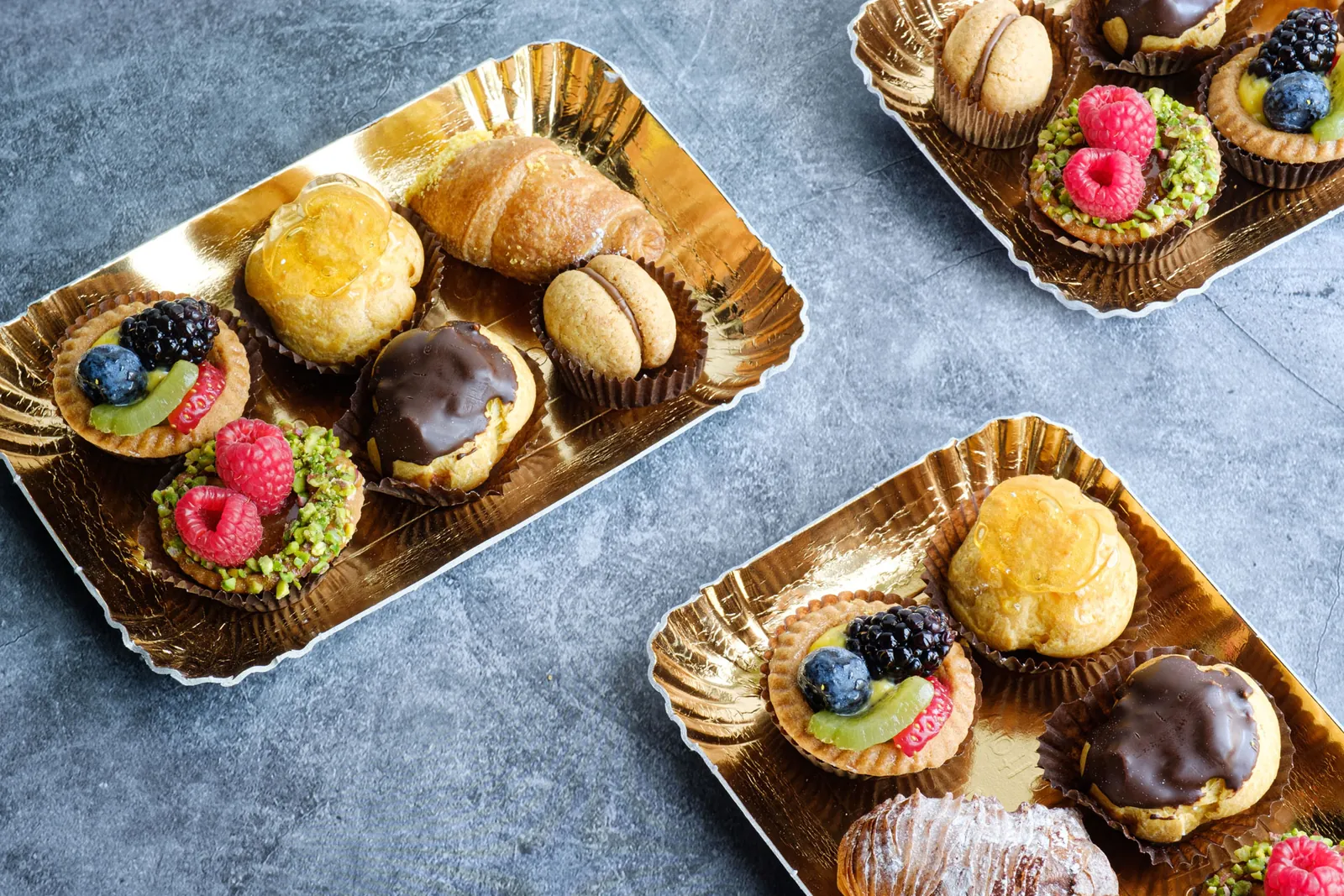 Pasticcini su vassoi dorati